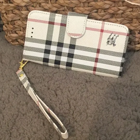 *BURBERRY* LEATHER PHONE CASE 関税/送料込 Burberry | Accessories | Euc Authentic Burberry London Phone
